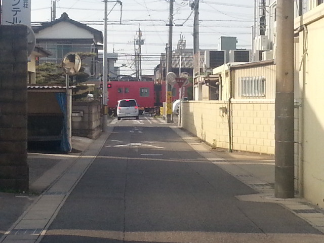 20140625 16.38.48 三河知立ひがしふみきりをいく電車