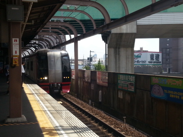 20140819 13.01.27 上小田井 - 通過するさがり空港特急