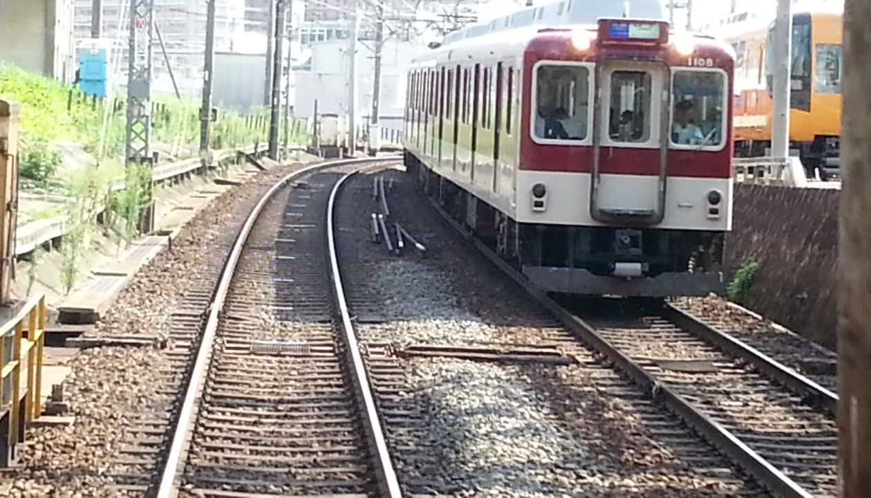 20160803_151243 伊勢中川いきふつう - 地上にでてすれちがい 1260-720