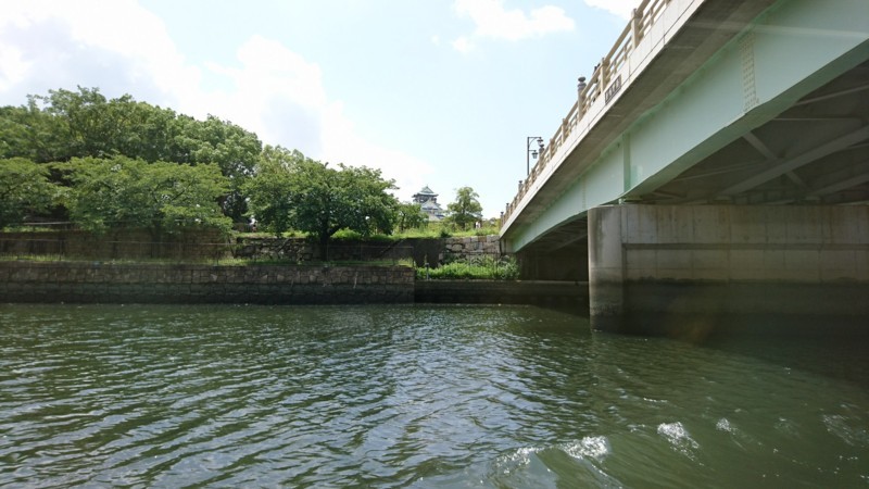 2017.8.18 ふね (33) 第二寝屋川 - 新鴫野橋と大阪城 1920-1080