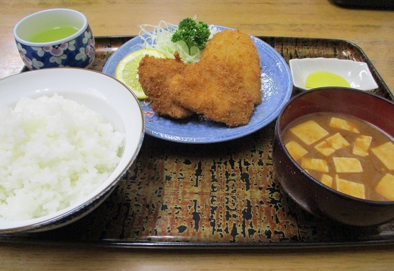 2018.9.26  (17) 平和食堂 - ヒレカツとさかなフライのもりあわせ定食 800-550