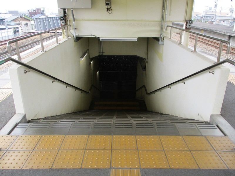 2019.4.25 (40) 北野桝塚 - ホームからおりる階段 1200-900