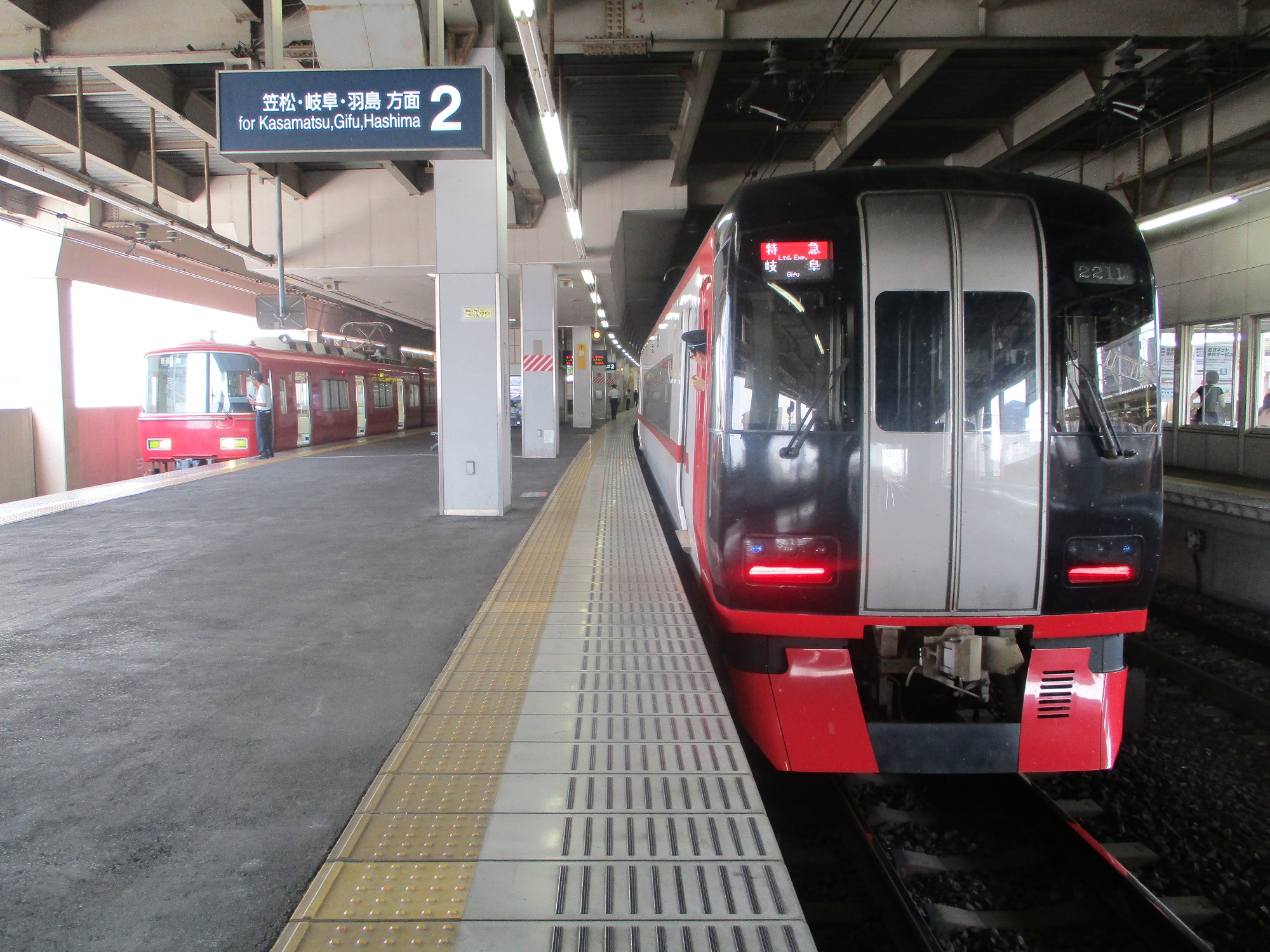 2019.6.20 (7) 一宮 - 岐阜いき特急と津島いきふつう 2000-1500