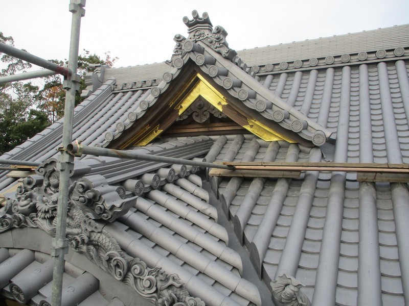 2019.12.21 古井神社 (1) 拝殿やね（みなみ） 2000-1500