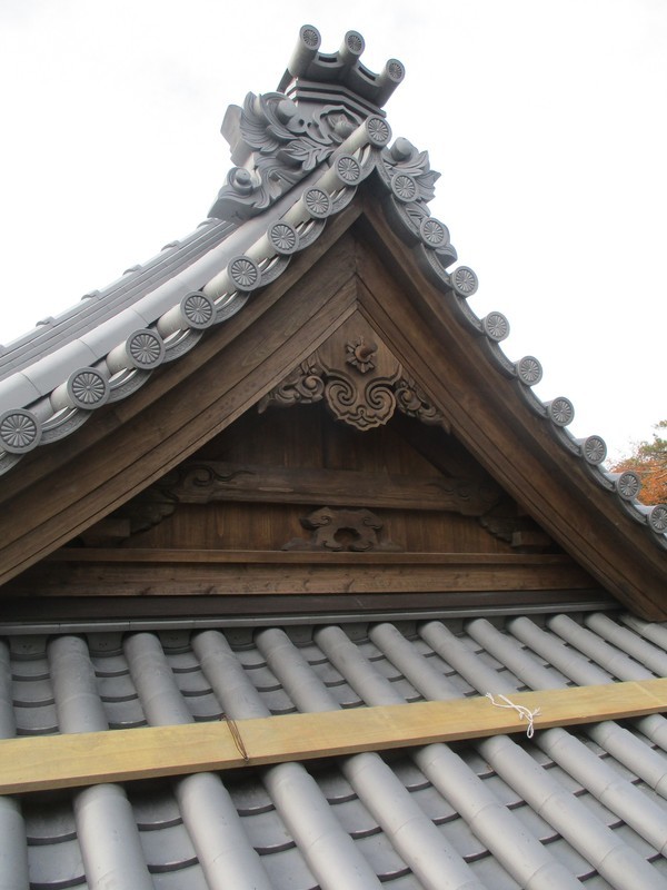 2019.12.21 古井神社 (2) 拝殿やね（ひがし） 1500-2000