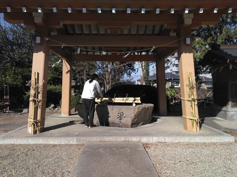 2020.3.7 (10001) 14:34 白鳥神社 - 手水舎 1600-1200