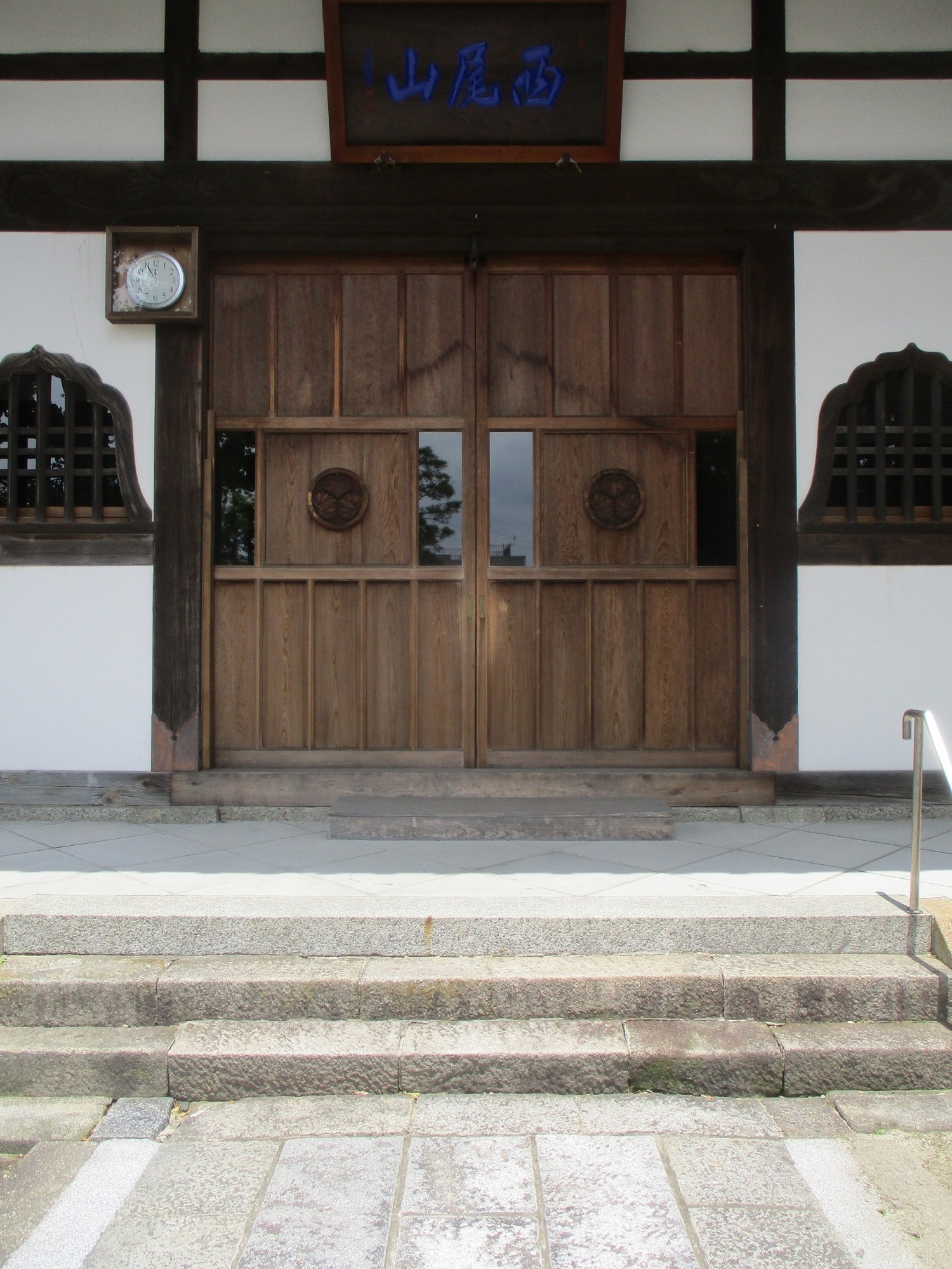 2020.5.21 (12) 康全寺 - 本堂いりぐち 1500-2000