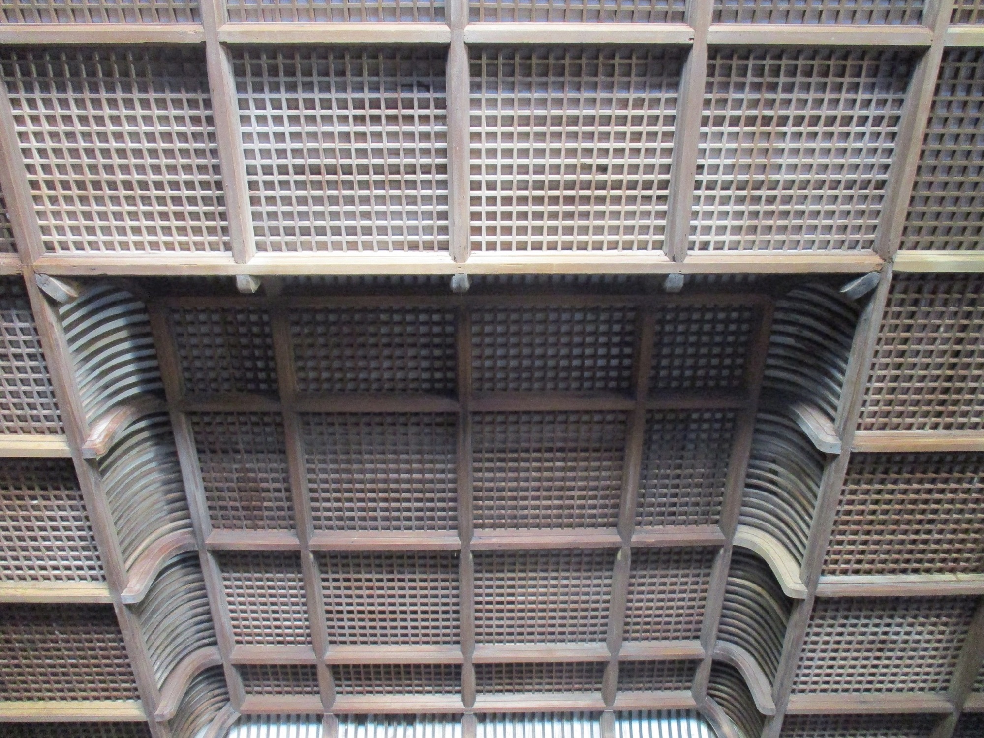 2020.5.29 (18) 金蓮寺弥陀堂 - 小組格天井 2000-1500