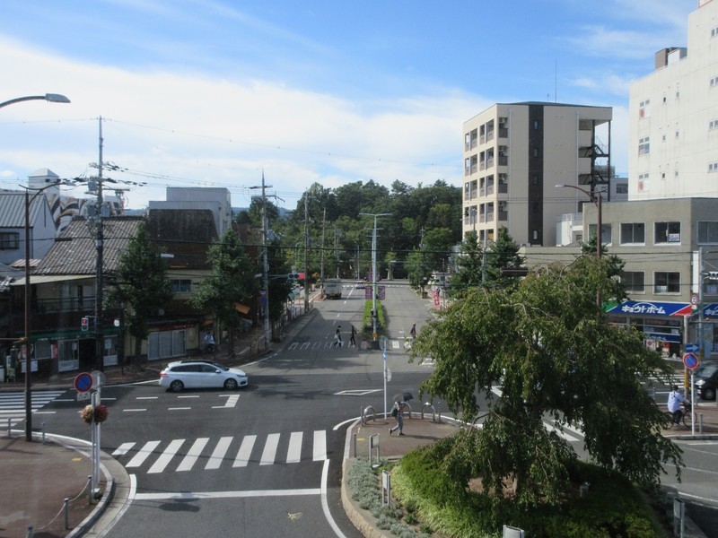 2020.9.15 (54) 亀岡 - 橋上駅舎からみなみをのぞむ 1600-1200