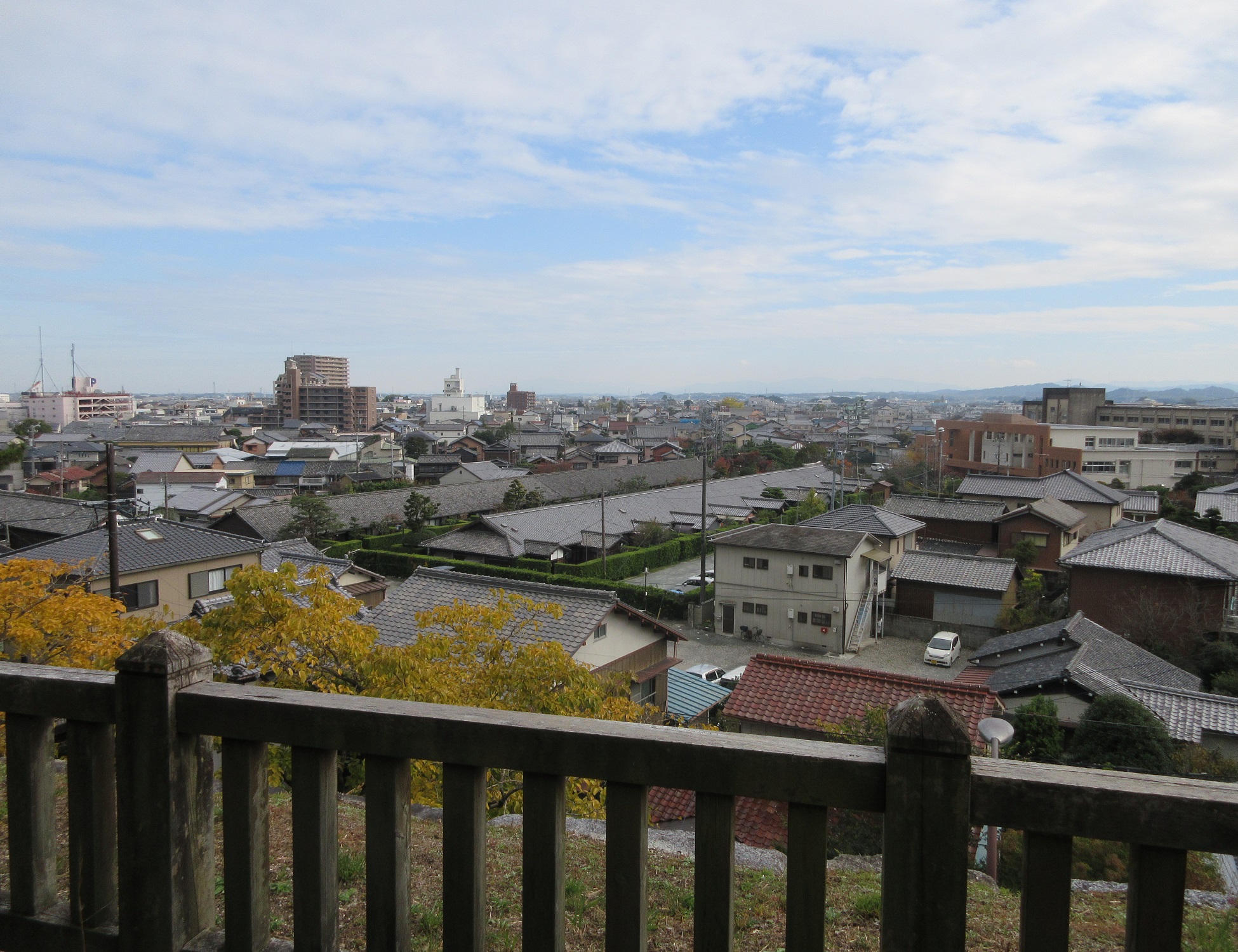 2020.11.13 (145) 本居宣長記念館まえの松坂城いしがきから伊勢神宮方面をのぞむ 1950-1500