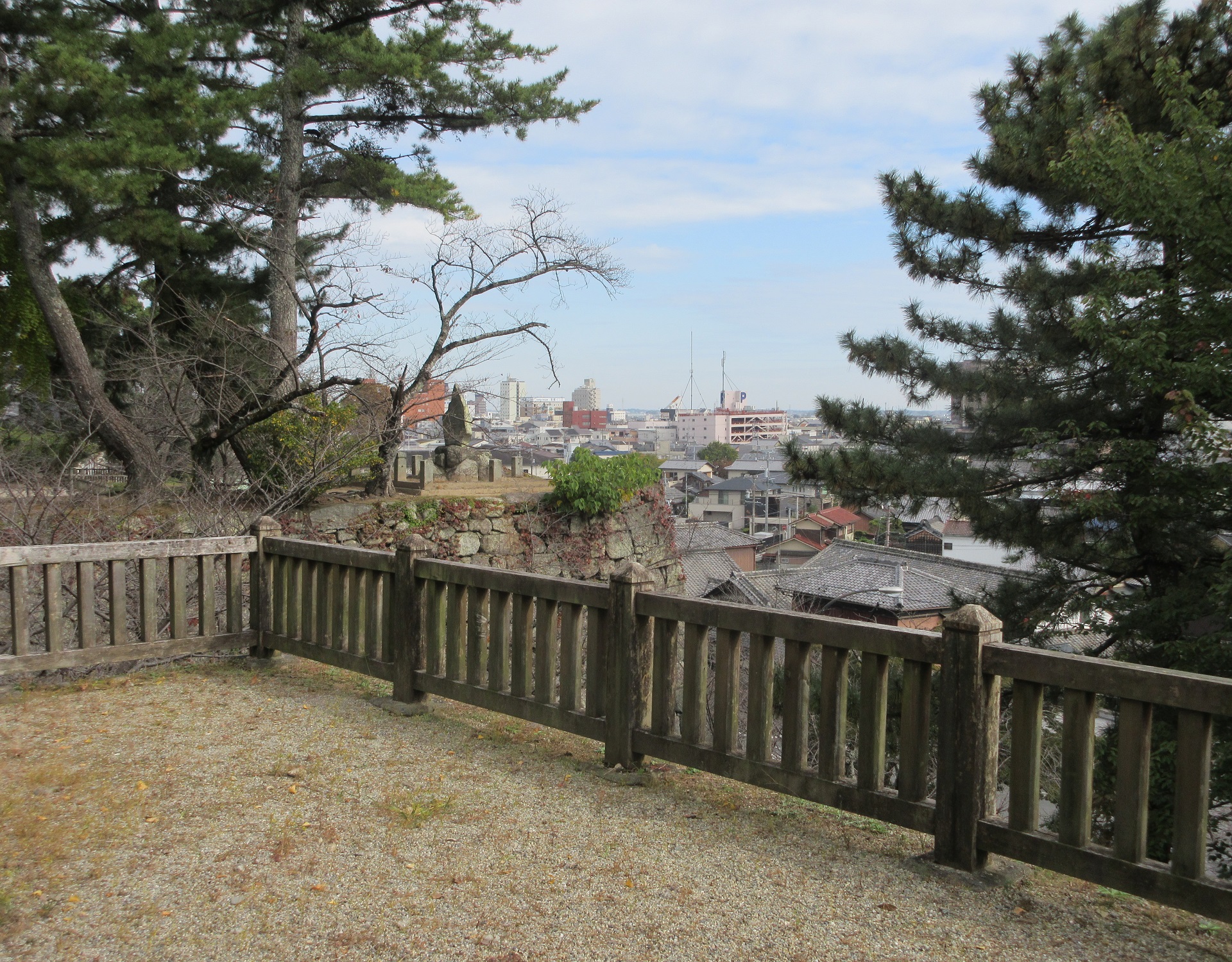 2020.11.13 (146) 本居宣長記念館まえの松坂城いしがきから松坂駅方面をのぞむ 1920-1500