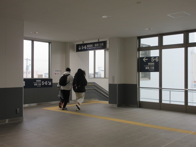 2020.12.24 (11) しんあんじょう - 5、6番のりば豊橋より階段 1600-1200