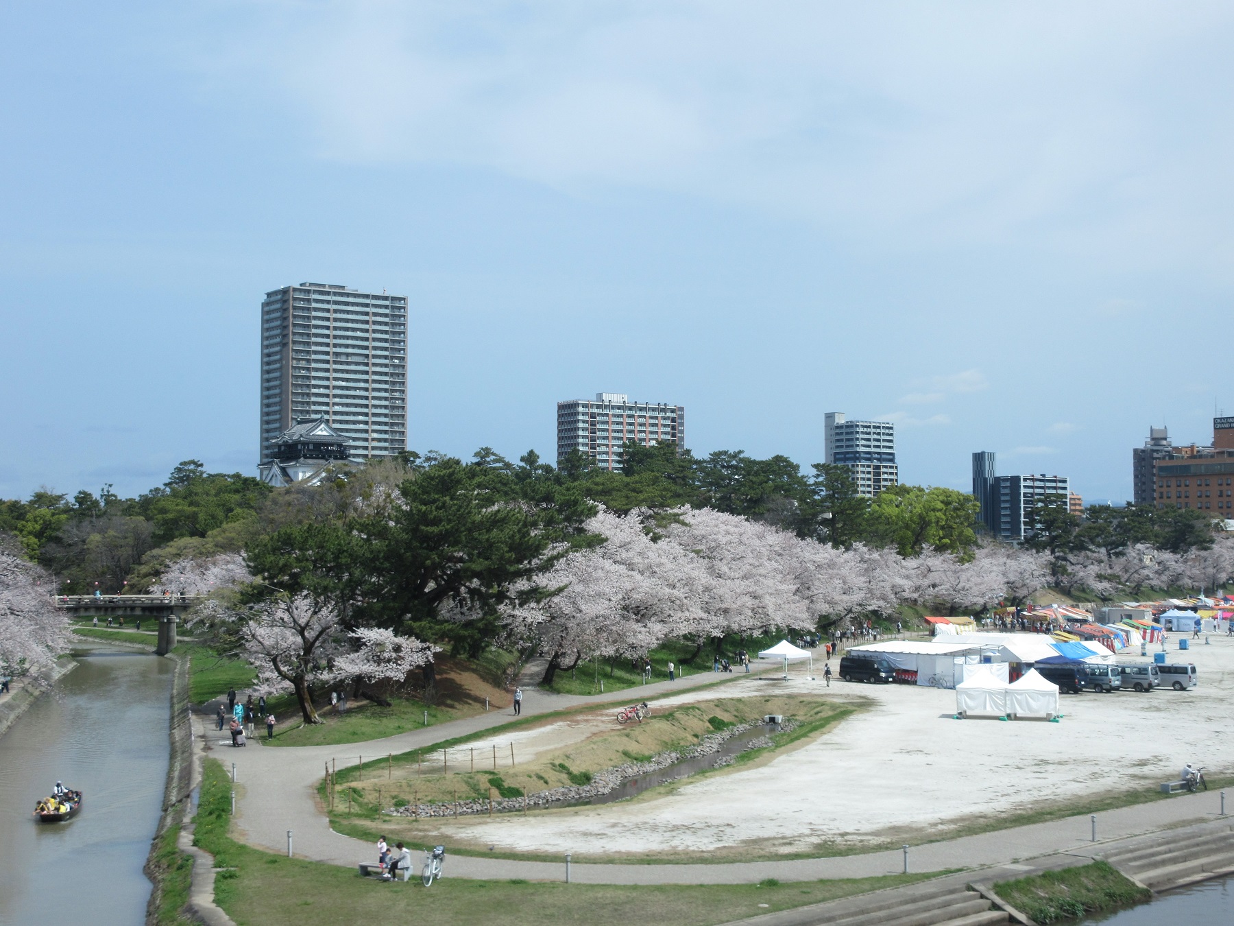 2021.3.29 (8) 東岡崎いきふつう - 菅生川をわたる（ひだりに岡崎公園のさくら） 1800-1350