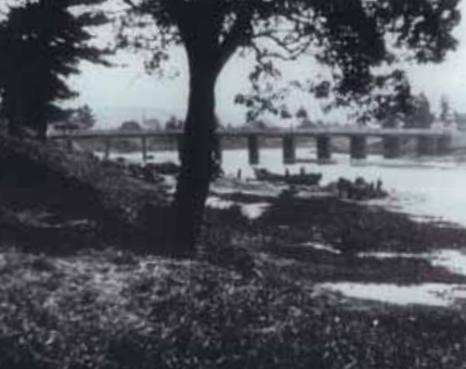 写真1)1927年ごろの殿橋下流の舟運のようす 430-340