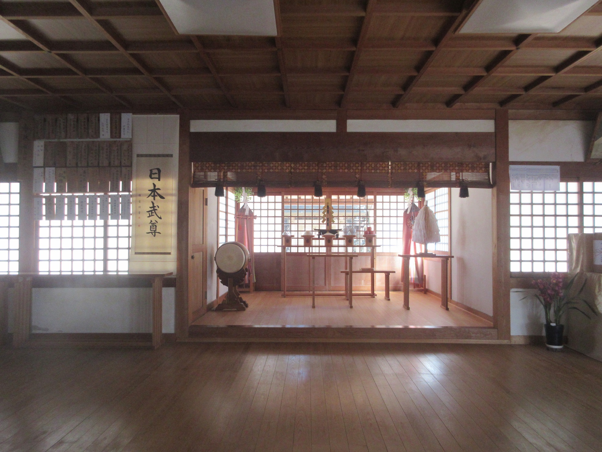 2022.2.18 (93) のぼの神社（亀山市） - 拝殿内部 1970-1480