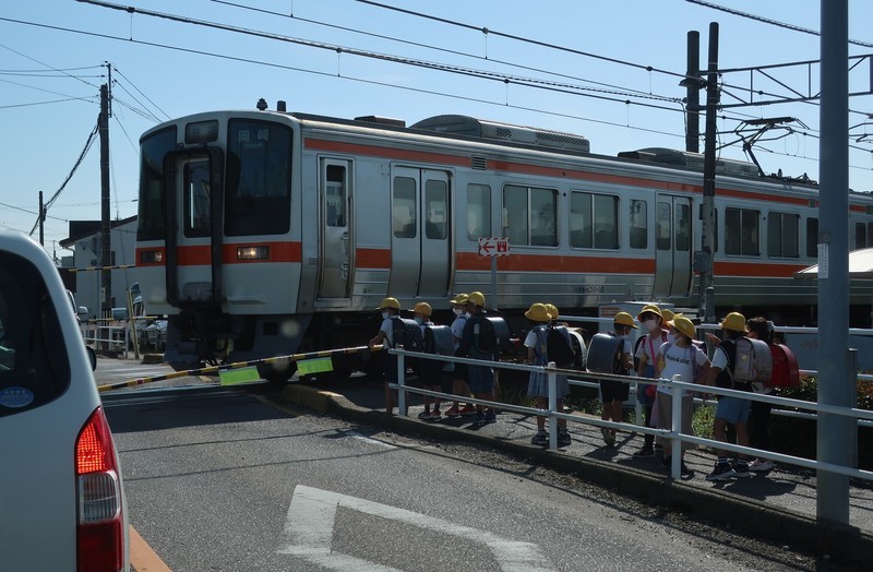 2022.5.11 (2) 岡崎街道ふみきり - 岡崎いきふつう 1800-1180