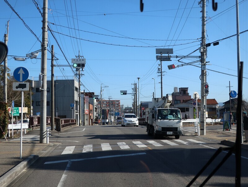 2023.2.28 (14) 川向いきバス - 伊賀橋をわたる 1580-1190