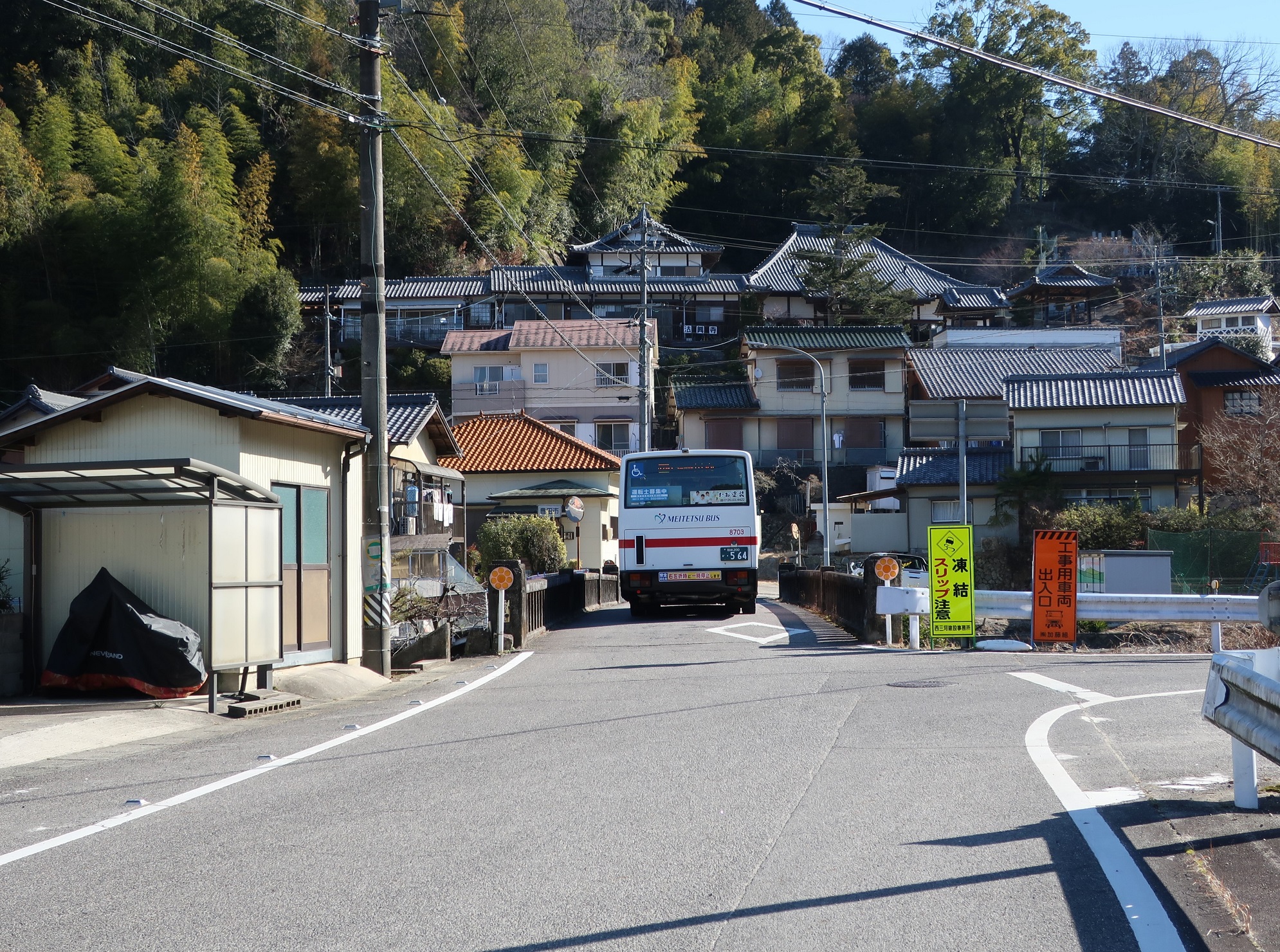2023.2.28 (46) 川向バス停 - 回送バス(川向橋) 1990-1480