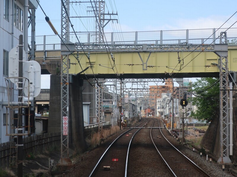 2023.4.17 (13) 富吉いき準急 - 向野橋をくぐる 1600-1200