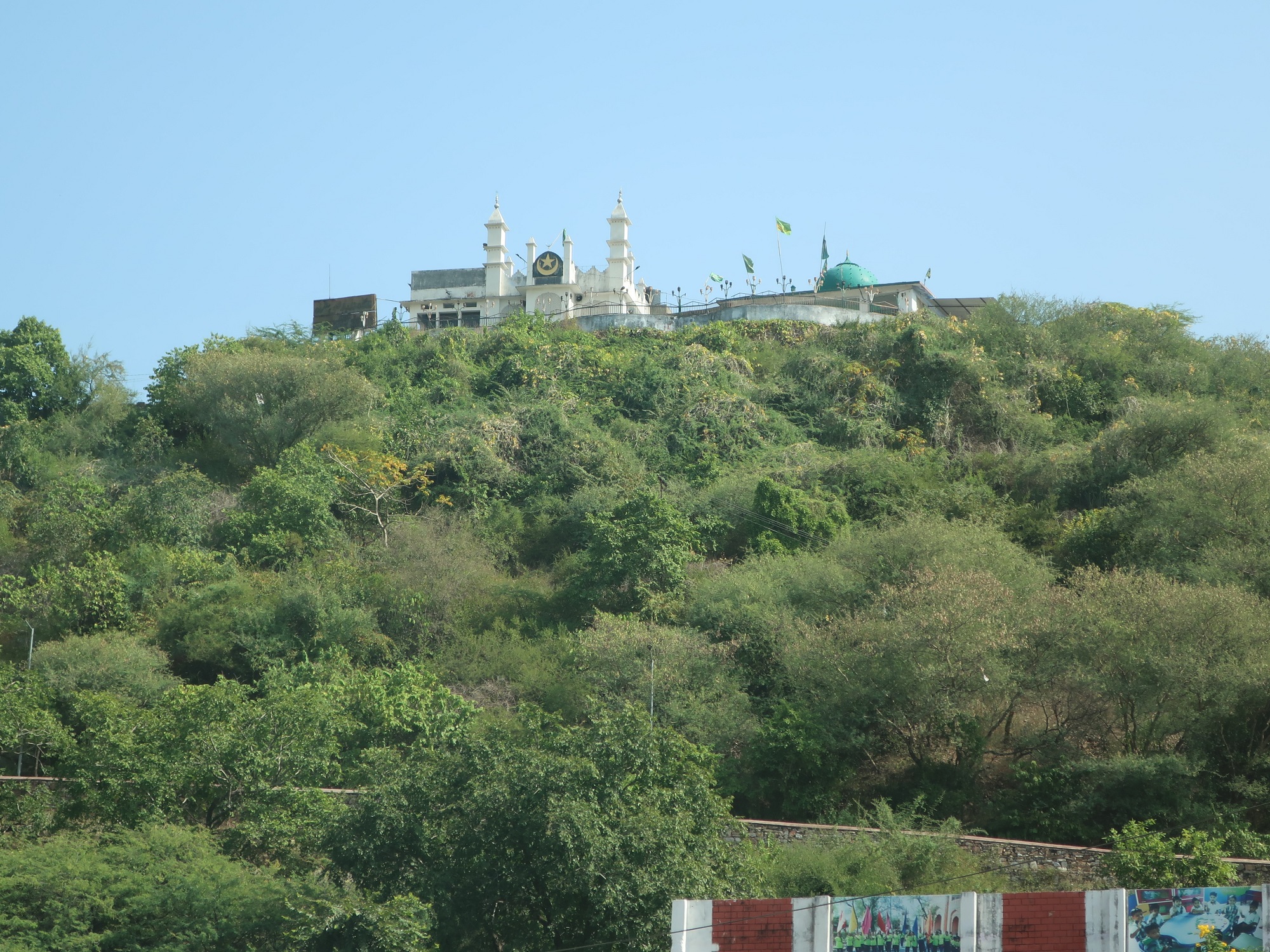 2025.11 (177) あーぐらーどうちゅう - やまのうえのりっぱなたてもん 2000-1500