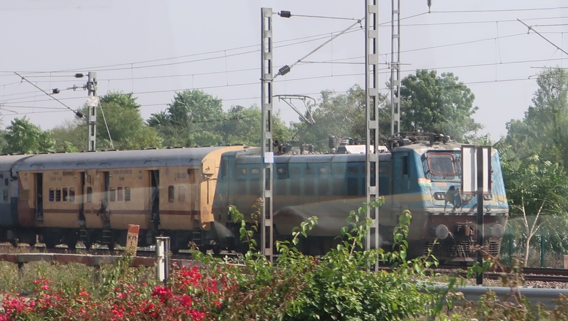 2025.11 (196-1) あーぐらーどうちゅう - でんしゃ 1820-1030