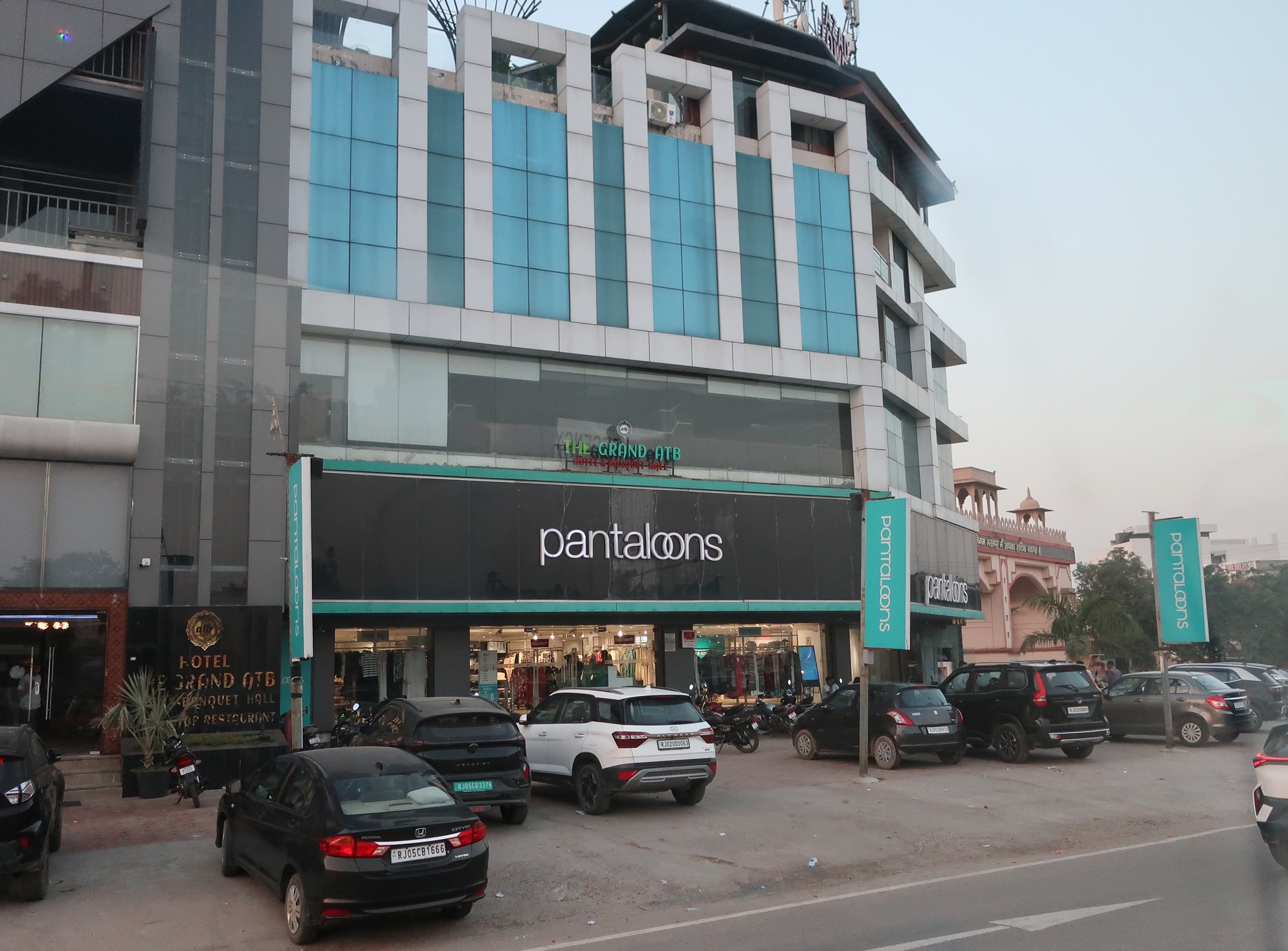 2025.11 (243) あーぐらーどうちゅう - いりょうひんてんびる 1990-1470