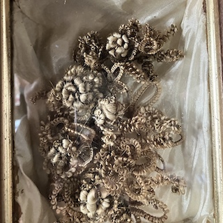人毛で作られた飾り