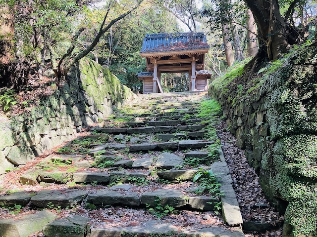 旧宮司邸へ続く道