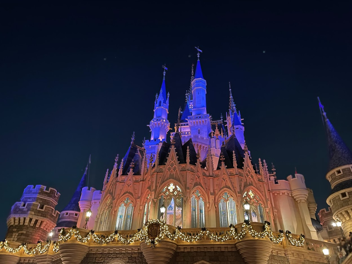 夜の華やかなイルミネーションがきれい ディズニーランドのクリスマス
