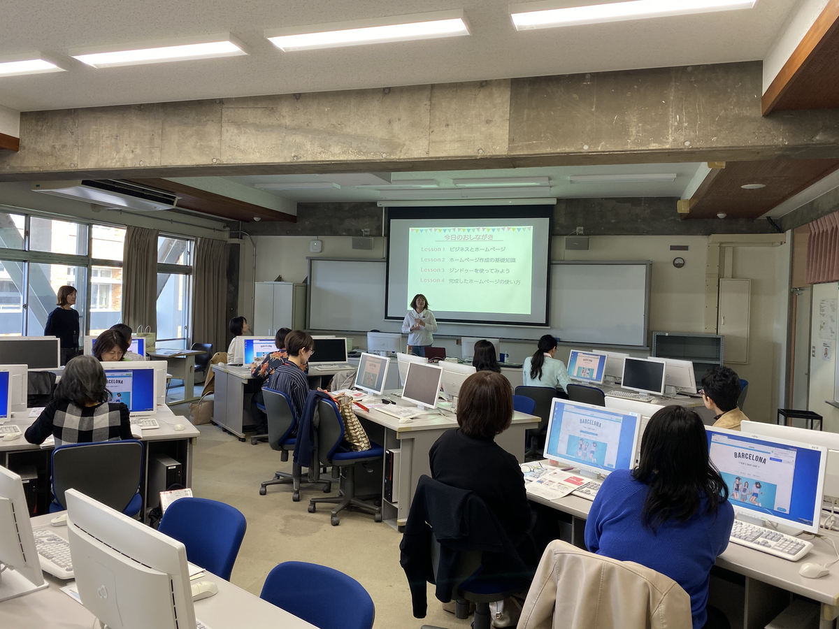 大学のPCルームにて。20名ほどの受講者がいます。
