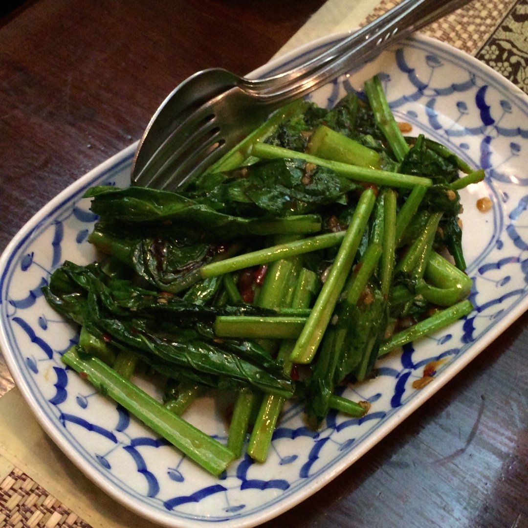 タイ野菜(カイラン)の炒め@ライカノ