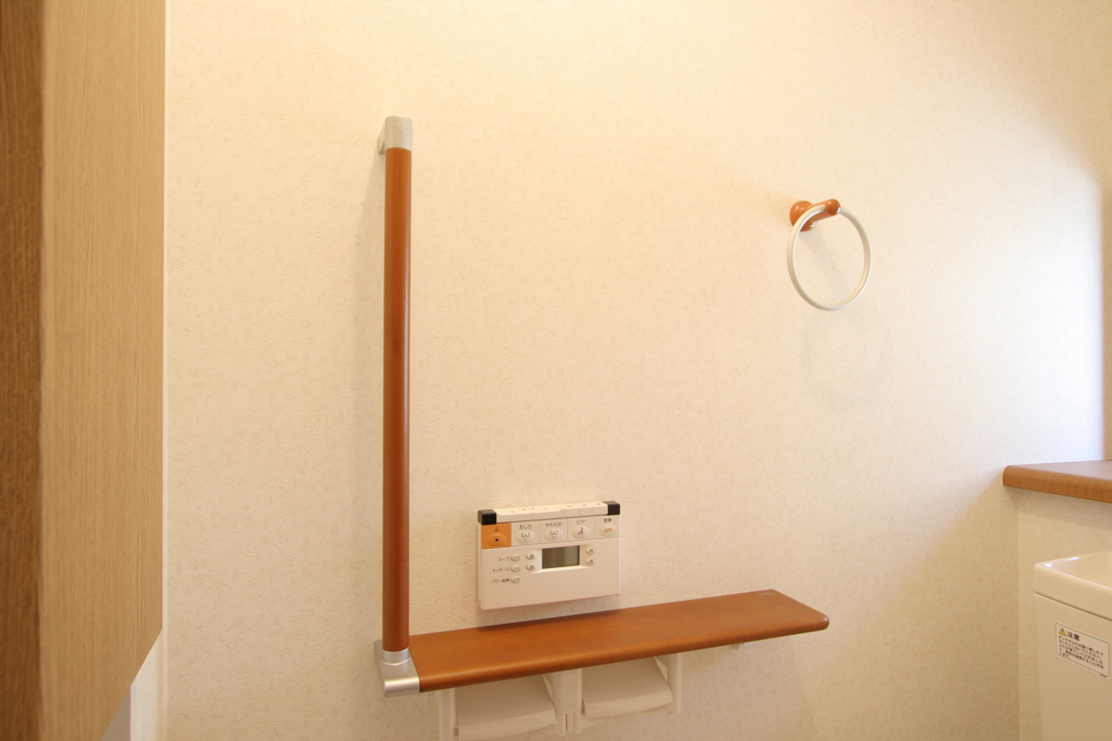 手すりをつけてバリアフリー仕様のトイレに 手すりをつけてバリアフリー仕様のトイレに