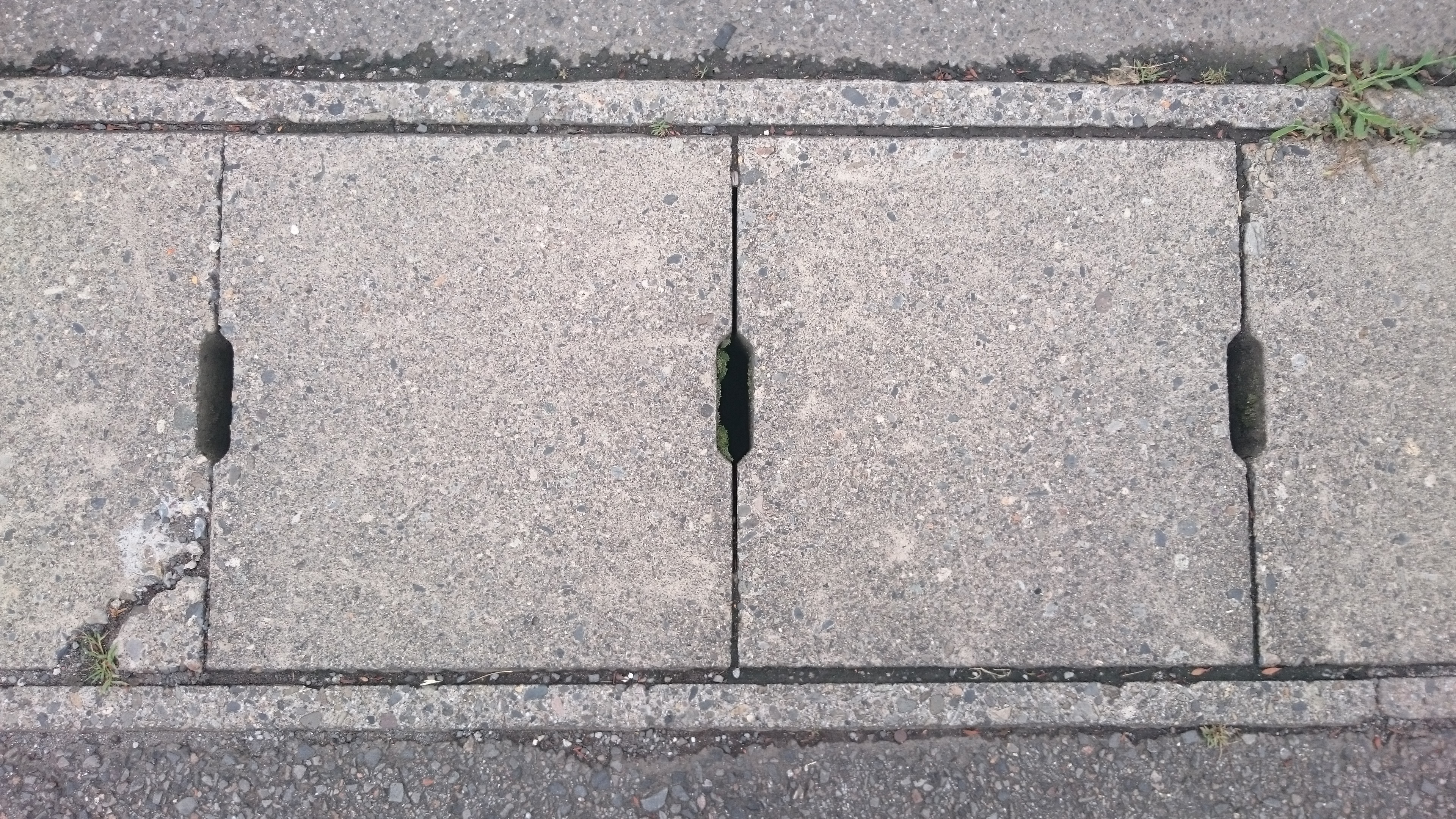 道路にある排水溝: 側溝と排水路の違い – 実は側溝にも様々な種類が存在します – AOYU