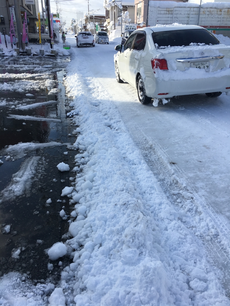 土屋薬局前の駐車場。雪景色