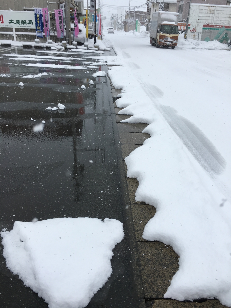 土屋薬局の駐車場