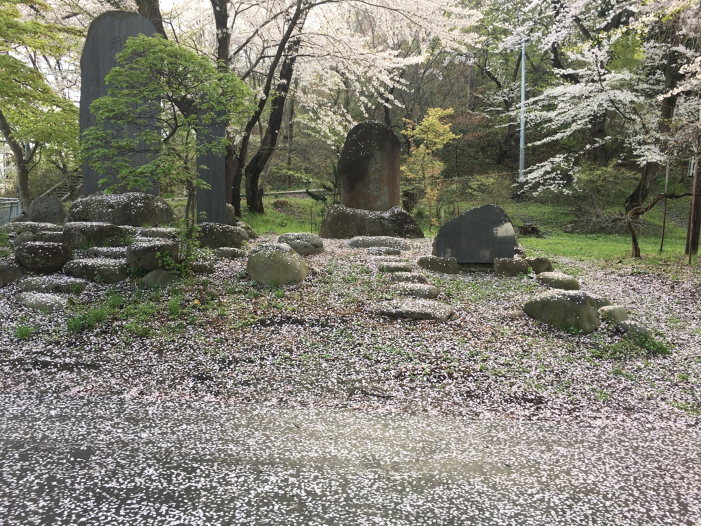 f:id:jdy00247:20170505212850j:plain 草木塔も桜吹雪