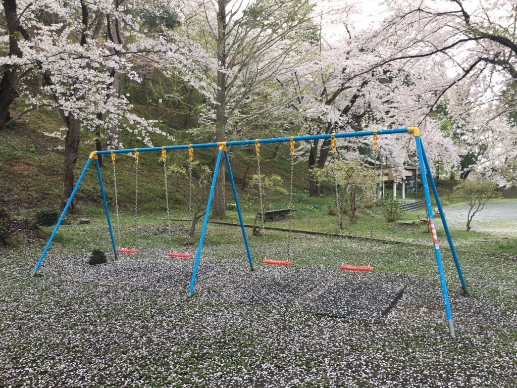 f:id:jdy00247:20170505213436j:plain 桜吹雪の滑り台