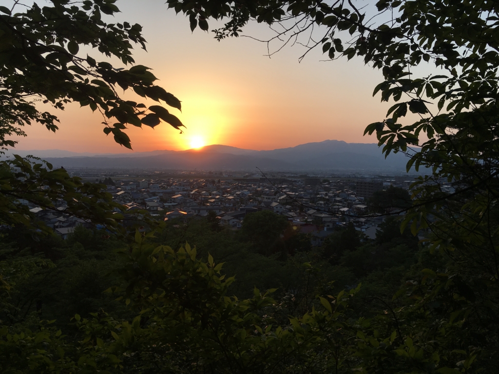 夕焼け月山、葉山