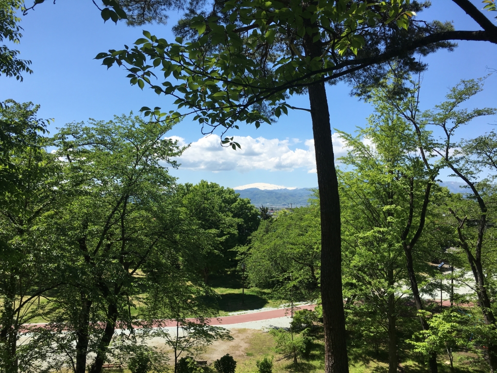 f:id:jdy00247:20170524172549j:plain 若木山からの月山眺め