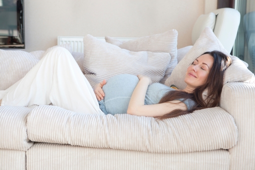  妊娠して子宝に恵まれた女性の画像