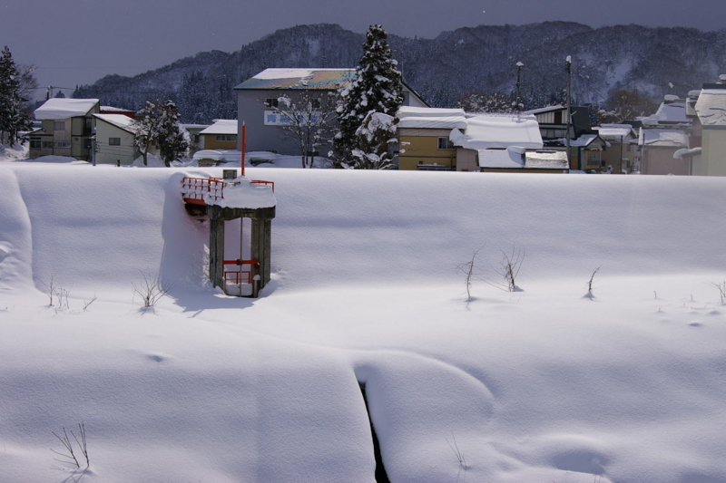 「川の堤防の積雪」