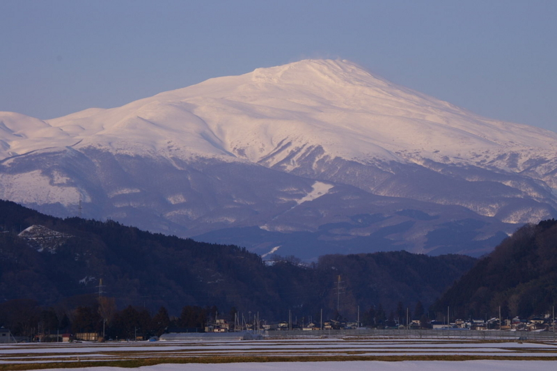 八幡町からの眺め　「鳥海山」