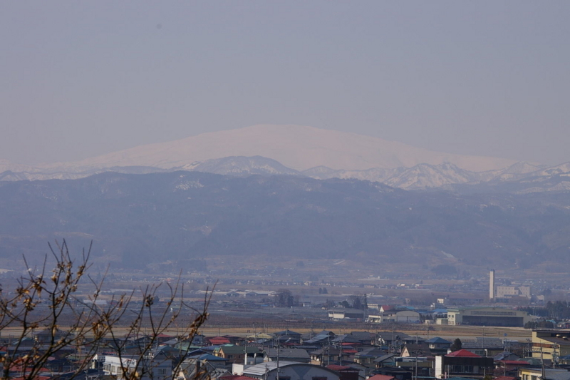 春霞の月山