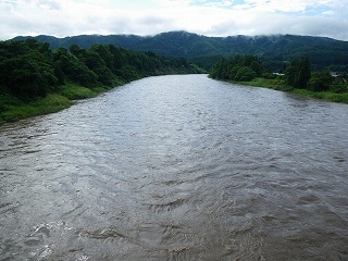 最上川「三ヶ瀬の流れ」　大雨後の激流