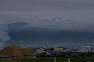 白水川から眺めた月山