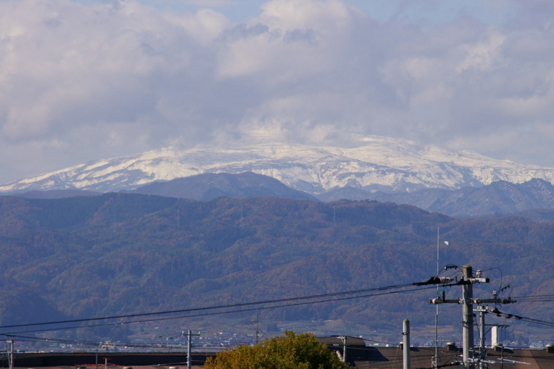 月山のズームアップです