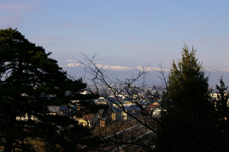 若木山から朝日連峰眺め