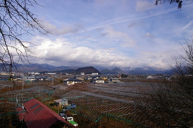 赤い屋根のある風景　大森山