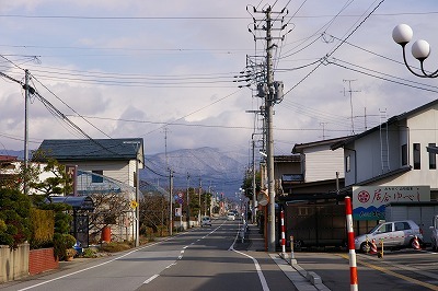 遠くの山並みは白い帽子