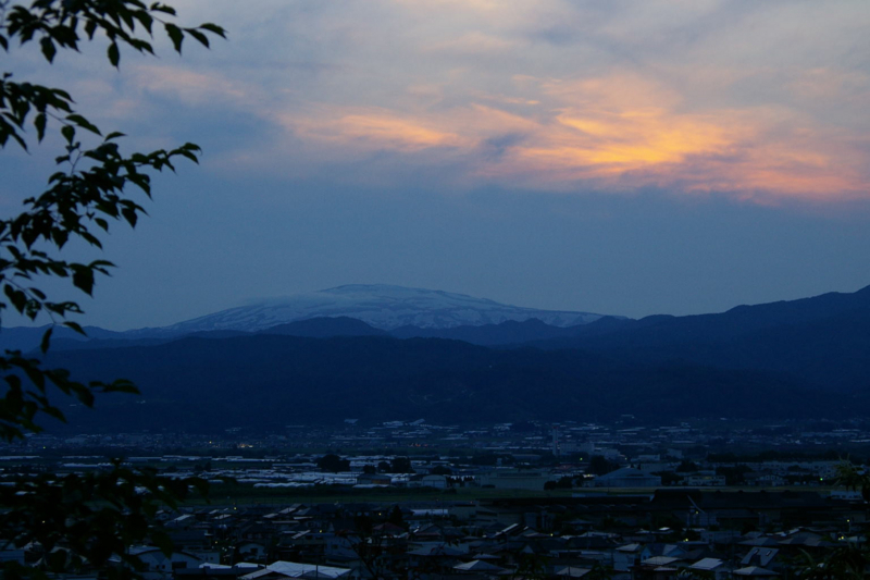 月山が夕焼けを浴びながら今日の一日にさようならをしています。